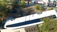 İzmir’de feci kaza! Çarpışan otobüs ve otomobil şarampole devrildi: 2 ölü