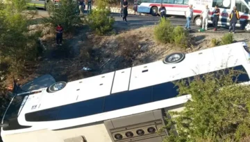 İzmir’de feci kaza! Çarpışan otobüs ve otomobil şarampole devrildi: 2 ölü