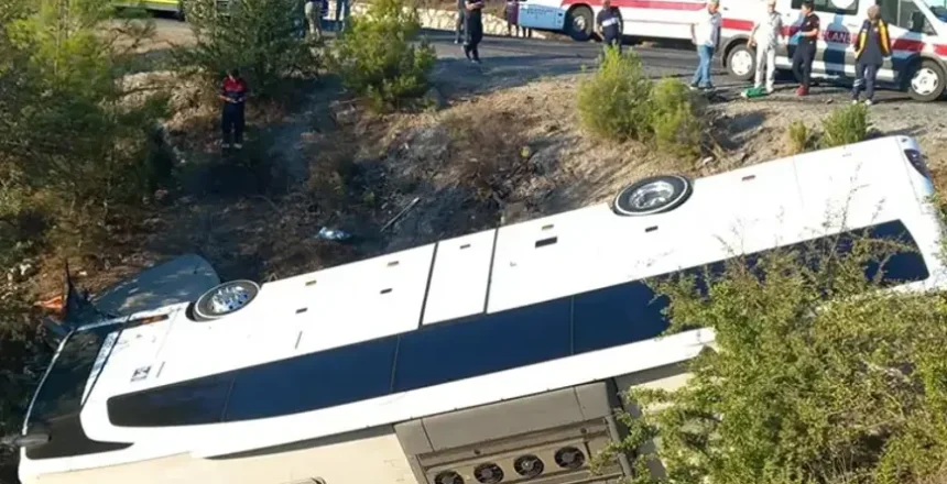 İzmir’de feci kaza! Çarpışan otobüs ve otomobil şarampole devrildi: 2 ölü