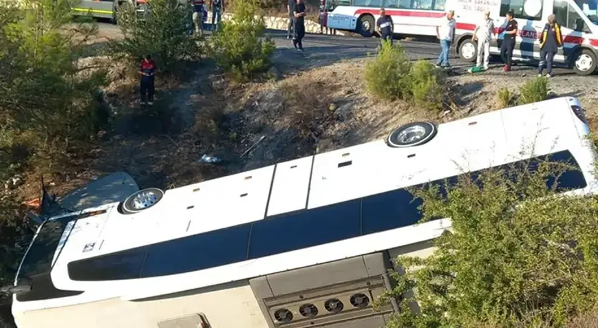 İzmir’de feci kaza! Çarpışan otobüs ve otomobil şarampole devrildi: 2 ölü